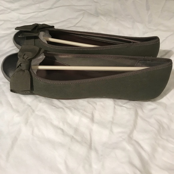 green ballet flats with bow - Picture 2 of 3